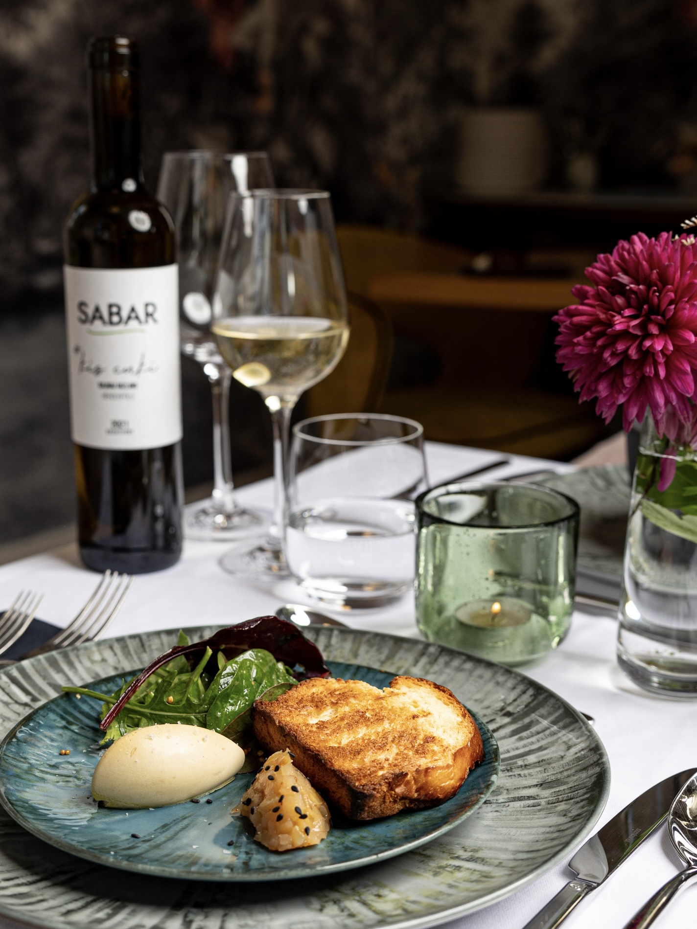 Fine bistro fogás és bor a Villa vacsoraasztalán