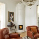 Égő kandalló és bőrfotelek a Villa nappalijában